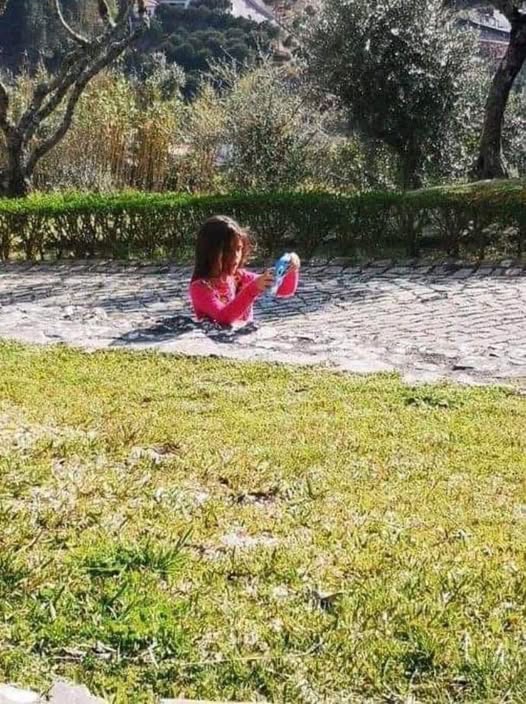 People are confused by a picture of a little girl “sinking into the ground.”
